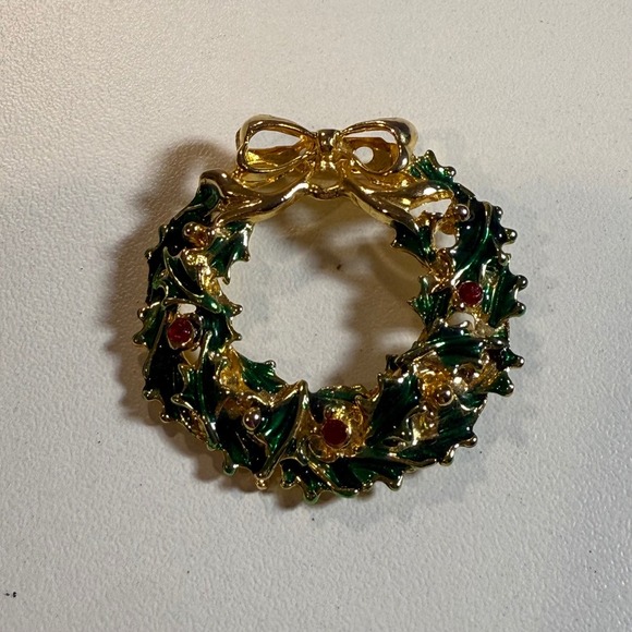 Vintage Gold Tone Christmas Wreath Brooch Pin Holiday Jewelry Women - Picture 1 of 3